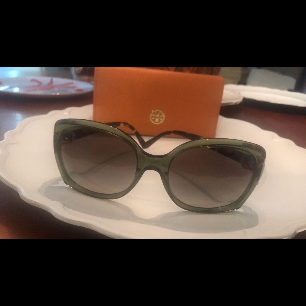 Tory Burch Green Sunglasses 🐆 - Picture 3 of 8